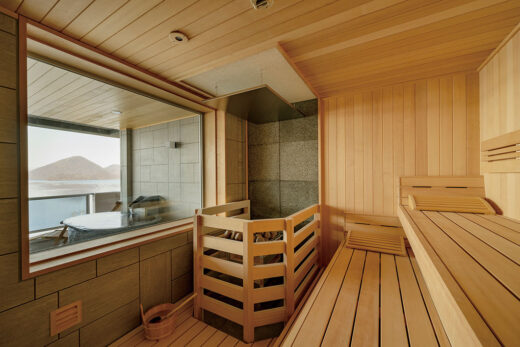 画像：貸切展望サウナ「saunoa room」＋温泉展望風呂付洋室。「saunoa（サウノア）」とはフィンランド語で“サウナに入る”。つまりここが「ととのい」の専用ルームだ。我慢しないセルフロウリュサウナで快汗体験を、ぜひ。
